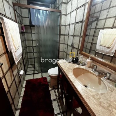 Apartamento com 140m², 3 quartos (sendo 2 suítes), 2 garagens, no bairro Centro em Florianópolis