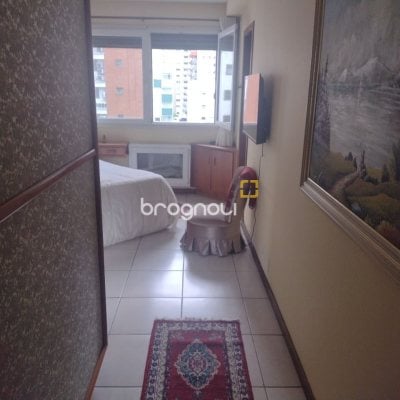 Apartamento com 140m², 3 quartos (sendo 2 suítes), 2 garagens, no bairro Centro em Florianópolis