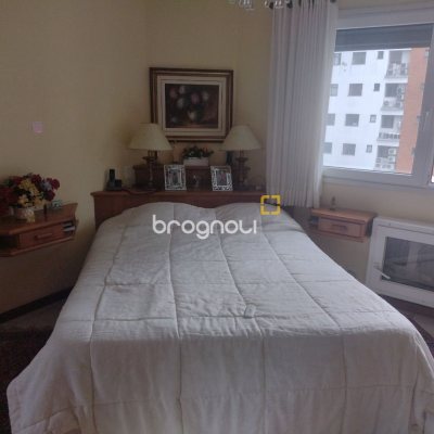 Apartamento com 140m², 3 quartos (sendo 2 suítes), 2 garagens, no bairro Centro em Florianópolis