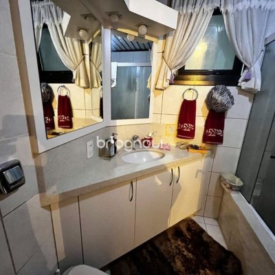 Apartamento com 140m², 3 quartos (sendo 2 suítes), 2 garagens, no bairro Centro em Florianópolis