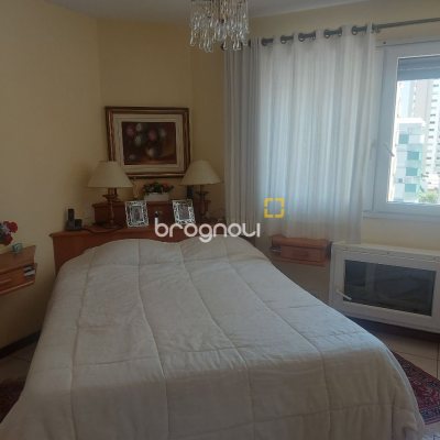 Apartamento com 140m², 3 quartos (sendo 2 suítes), 2 garagens, no bairro Centro em Florianópolis