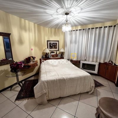 Apartamento com 140m², 3 quartos (sendo 2 suítes), 2 garagens, no bairro Centro em Florianópolis