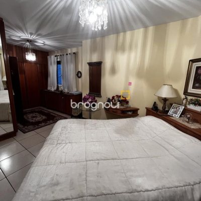 Apartamento com 140m², 3 quartos (sendo 2 suítes), 2 garagens, no bairro Centro em Florianópolis