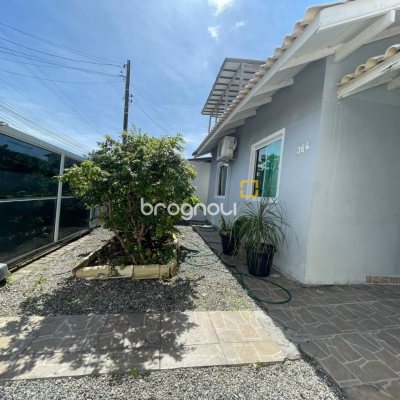 Casa com 56m², 3 quartos (sendo 1 suíte), 4 garagens, no bairro Rio Vermelho em Florianópolis