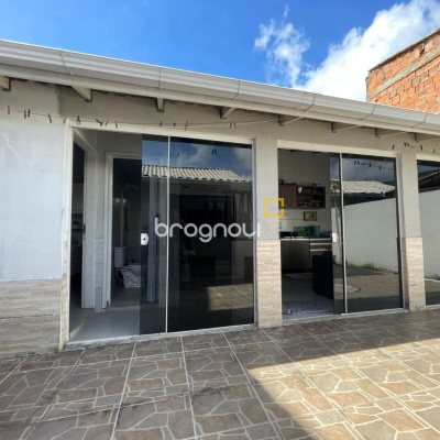 Casa com 56m², 3 quartos (sendo 1 suíte), 4 garagens, no bairro Rio Vermelho em Florianópolis