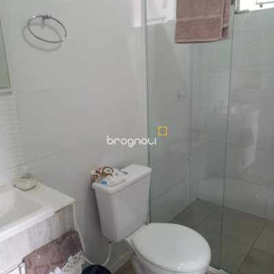 Casa com 56m², 3 quartos (sendo 1 suíte), 4 garagens, no bairro Rio Vermelho em Florianópolis