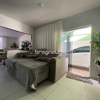 Casa com 56m², 3 quartos (sendo 1 suíte), 4 garagens, no bairro Rio Vermelho em Florianópolis
