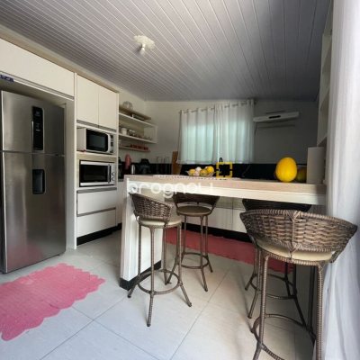 Casa com 56m², 3 quartos (sendo 1 suíte), 4 garagens, no bairro Rio Vermelho em Florianópolis
