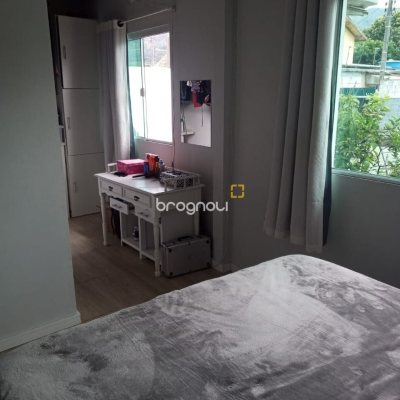 Casa com 56m², 3 quartos (sendo 1 suíte), 4 garagens, no bairro Rio Vermelho em Florianópolis