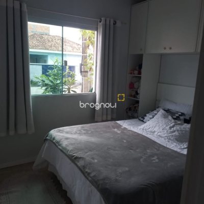 Casa com 56m², 3 quartos (sendo 1 suíte), 4 garagens, no bairro Rio Vermelho em Florianópolis