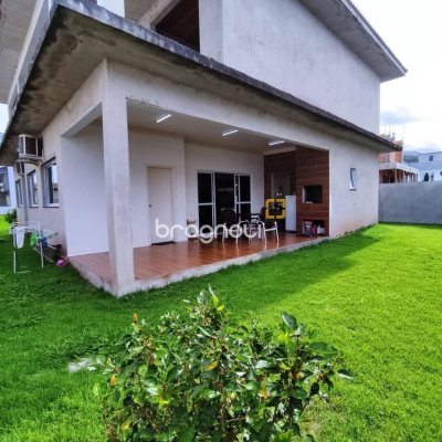 Casa com 327m², 5 quartos (sendo 3 suítes), 4 garagens, no bairro Ingleses em Florianópolis