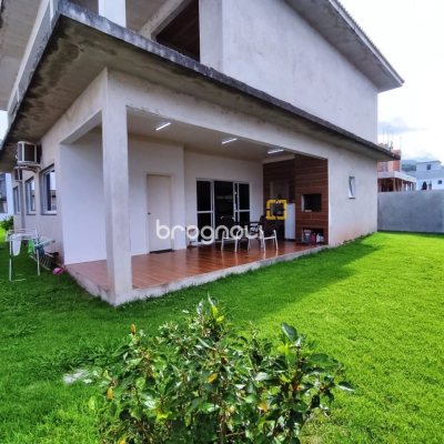 Casa com 327m², 5 quartos (sendo 3 suítes), 4 garagens, no bairro Ingleses em Florianópolis