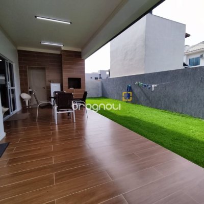 Casa com 327m², 5 quartos (sendo 3 suítes), 4 garagens, no bairro Ingleses em Florianópolis