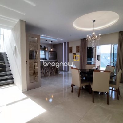 Casa com 327m², 5 quartos (sendo 3 suítes), 4 garagens, no bairro Ingleses em Florianópolis