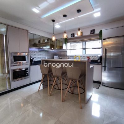 Casa com 327m², 5 quartos (sendo 3 suítes), 4 garagens, no bairro Ingleses em Florianópolis