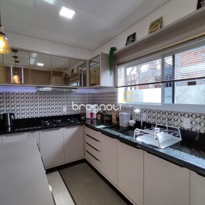 Casa com 327m², 5 quartos (sendo 3 suítes), 4 garagens, no bairro Ingleses em Florianópolis