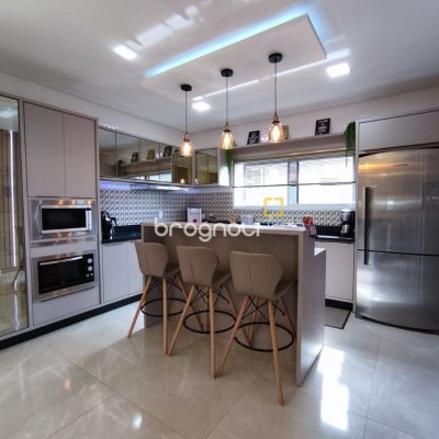 Casa com 327m², 5 quartos (sendo 3 suítes), 4 garagens, no bairro Ingleses em Florianópolis