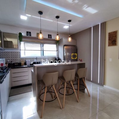 Casa com 327m², 5 quartos (sendo 3 suítes), 4 garagens, no bairro Ingleses em Florianópolis
