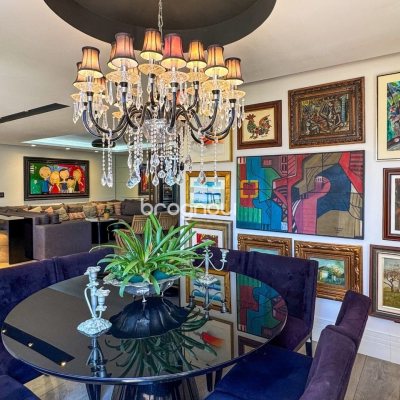 Apartamento com 325m², 4 quartos (sendo 2 suítes), 3 garagens, no bairro Centro em Florianópolis