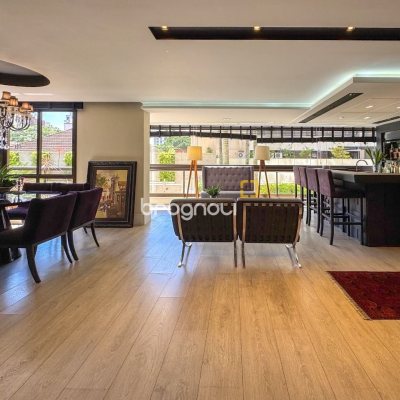 Apartamento com 325m², 4 quartos (sendo 2 suítes), 3 garagens, no bairro Centro em Florianópolis