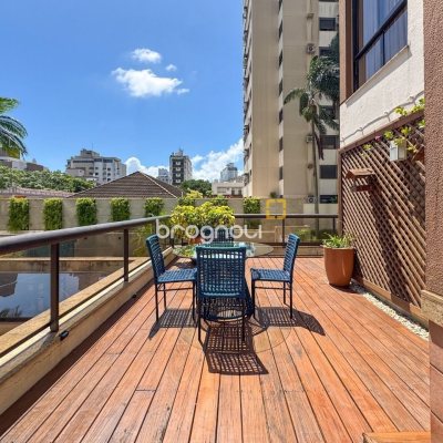 Apartamento com 325m², 4 quartos (sendo 2 suítes), 3 garagens, no bairro Centro em Florianópolis