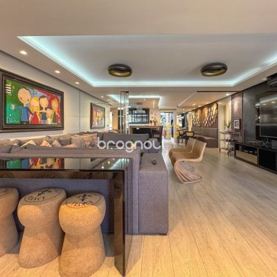 Apartamento com 325m², 4 quartos (sendo 2 suítes), 3 garagens, no bairro Centro em Florianópolis