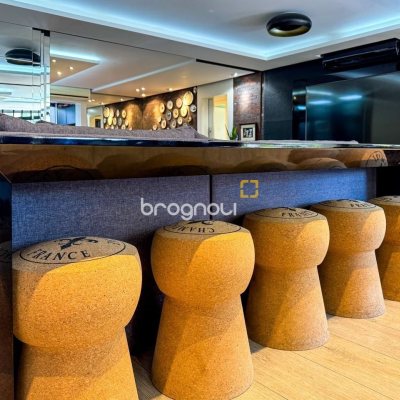 Apartamento com 325m², 4 quartos (sendo 2 suítes), 3 garagens, no bairro Centro em Florianópolis