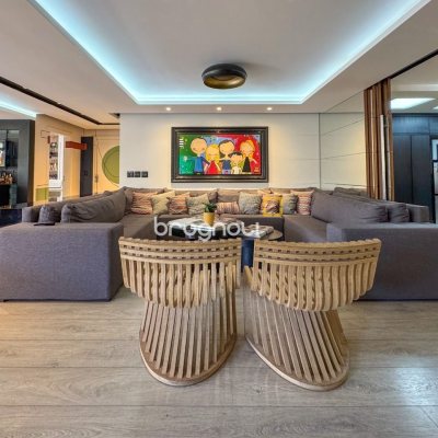 Apartamento com 325m², 4 quartos (sendo 2 suítes), 3 garagens, no bairro Centro em Florianópolis