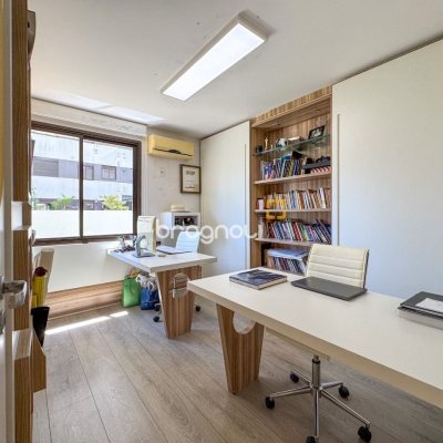 Apartamento com 325m², 4 quartos (sendo 2 suítes), 3 garagens, no bairro Centro em Florianópolis