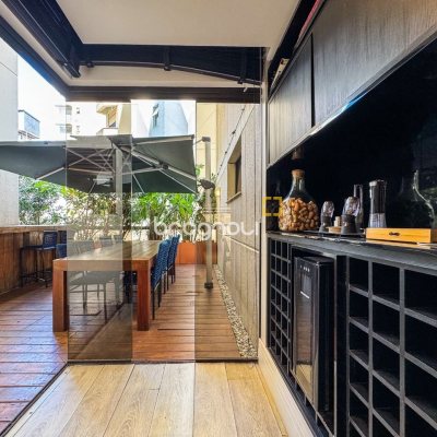 Apartamento com 325m², 4 quartos (sendo 2 suítes), 3 garagens, no bairro Centro em Florianópolis