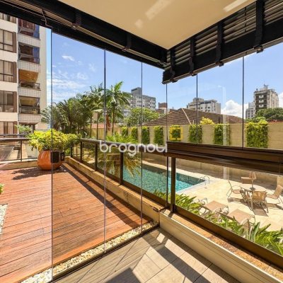 Apartamento com 325m², 4 quartos (sendo 2 suítes), 3 garagens, no bairro Centro em Florianópolis