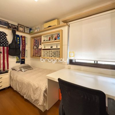 Apartamento com 325m², 4 quartos (sendo 2 suítes), 3 garagens, no bairro Centro em Florianópolis