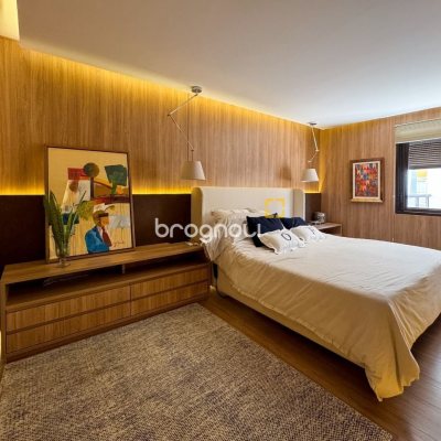 Apartamento com 325m², 4 quartos (sendo 2 suítes), 3 garagens, no bairro Centro em Florianópolis