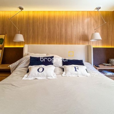 Apartamento com 325m², 4 quartos (sendo 2 suítes), 3 garagens, no bairro Centro em Florianópolis