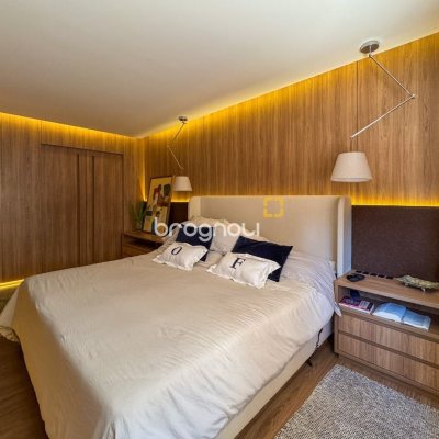 Apartamento com 325m², 4 quartos (sendo 2 suítes), 3 garagens, no bairro Centro em Florianópolis