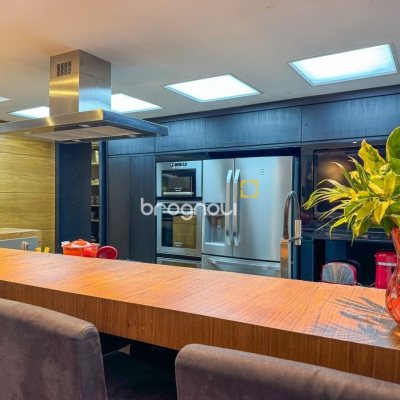 Apartamento com 325m², 4 quartos (sendo 2 suítes), 3 garagens, no bairro Centro em Florianópolis