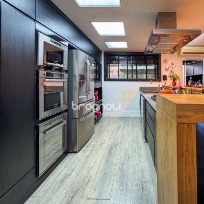 Apartamento com 325m², 4 quartos (sendo 2 suítes), 3 garagens, no bairro Centro em Florianópolis