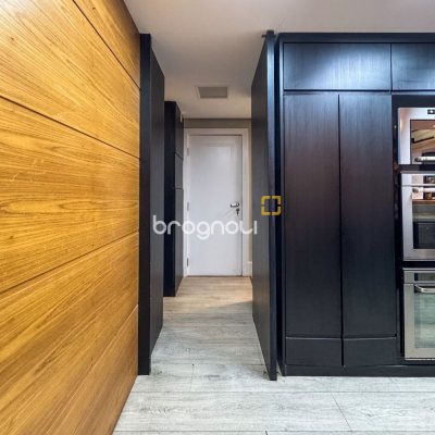 Apartamento com 325m², 4 quartos (sendo 2 suítes), 3 garagens, no bairro Centro em Florianópolis