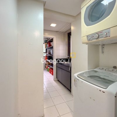 Apartamento com 325m², 4 quartos (sendo 2 suítes), 3 garagens, no bairro Centro em Florianópolis