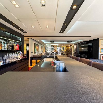 Apartamento com 325m², 4 quartos (sendo 2 suítes), 3 garagens, no bairro Centro em Florianópolis