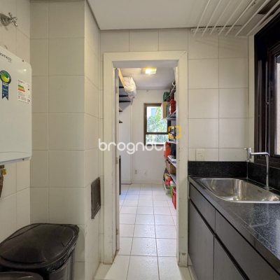 Apartamento com 325m², 4 quartos (sendo 2 suítes), 3 garagens, no bairro Centro em Florianópolis