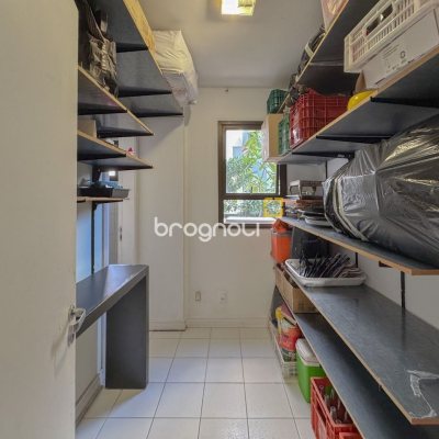 Apartamento com 325m², 4 quartos (sendo 2 suítes), 3 garagens, no bairro Centro em Florianópolis