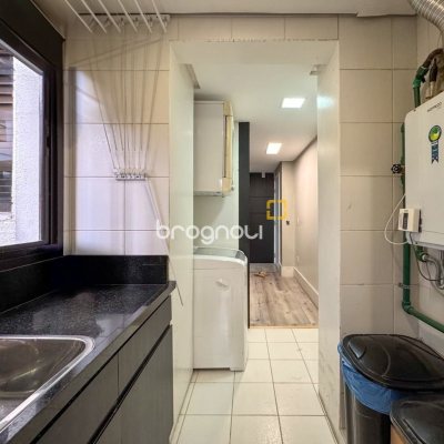 Apartamento com 325m², 4 quartos (sendo 2 suítes), 3 garagens, no bairro Centro em Florianópolis