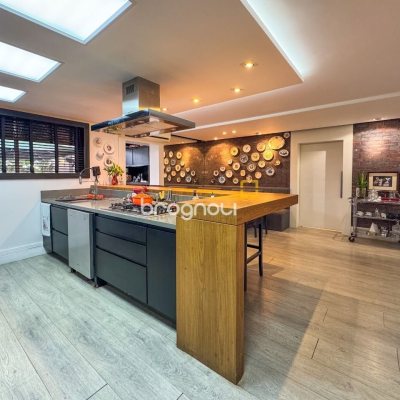 Apartamento com 325m², 4 quartos (sendo 2 suítes), 3 garagens, no bairro Centro em Florianópolis