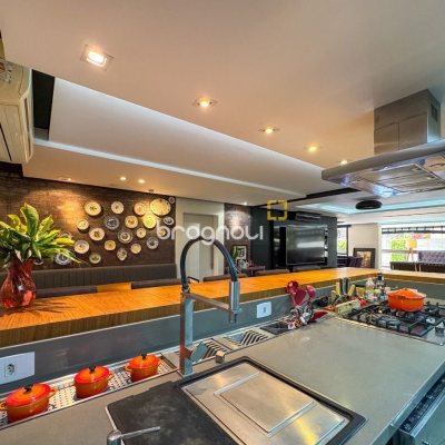 Apartamento com 325m², 4 quartos (sendo 2 suítes), 3 garagens, no bairro Centro em Florianópolis