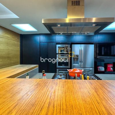 Apartamento com 325m², 4 quartos (sendo 2 suítes), 3 garagens, no bairro Centro em Florianópolis