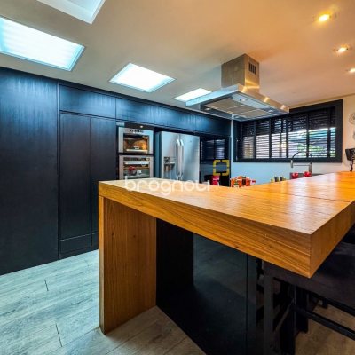 Apartamento com 325m², 4 quartos (sendo 2 suítes), 3 garagens, no bairro Centro em Florianópolis