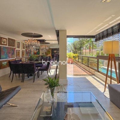 Apartamento com 325m², 4 quartos (sendo 2 suítes), 3 garagens, no bairro Centro em Florianópolis