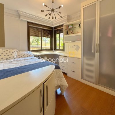 Apartamento com 325m², 4 quartos (sendo 2 suítes), 3 garagens, no bairro Centro em Florianópolis