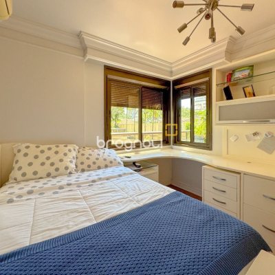 Apartamento com 325m², 4 quartos (sendo 2 suítes), 3 garagens, no bairro Centro em Florianópolis